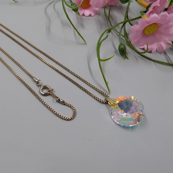 Elegant Silver Necklace with Iridescent Pendant - Picture 2 of 4